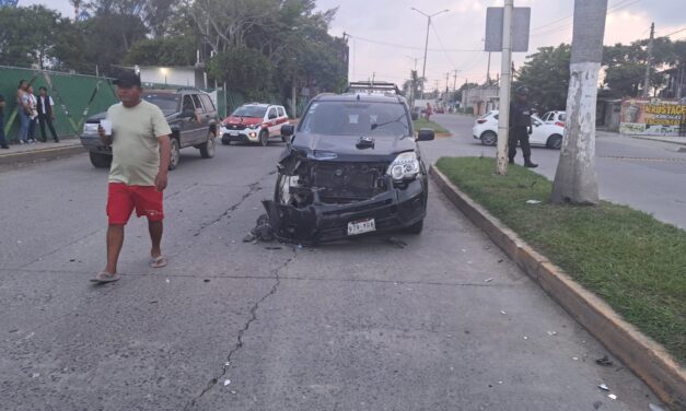 Choque entre camioneta y camioneta de carga en la Barra Norte