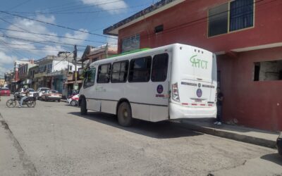 Choque entre autobús y camión de carga en la colonia Centro de Tuxpan