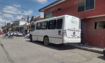 Choque entre autobús y camión de carga en la colonia Centro de Tuxpan