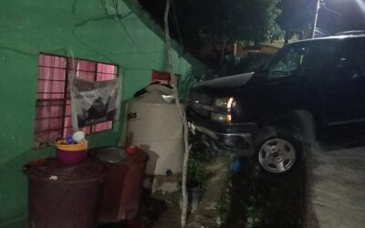 Mientras usted dormía, Suburban se proyecta contra vivienda en la colonia Azteca