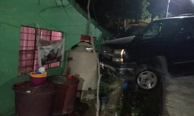 Mientras usted dormía, Suburban se proyecta contra vivienda en la colonia Azteca
