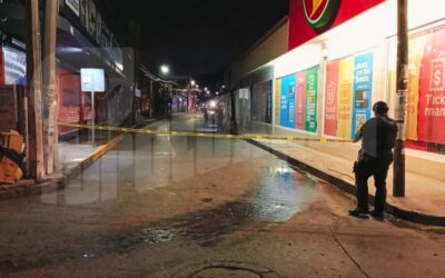 ¡Lo cazaron en pleno Centro! Sicarios en moto balean a taxista en la Fausto