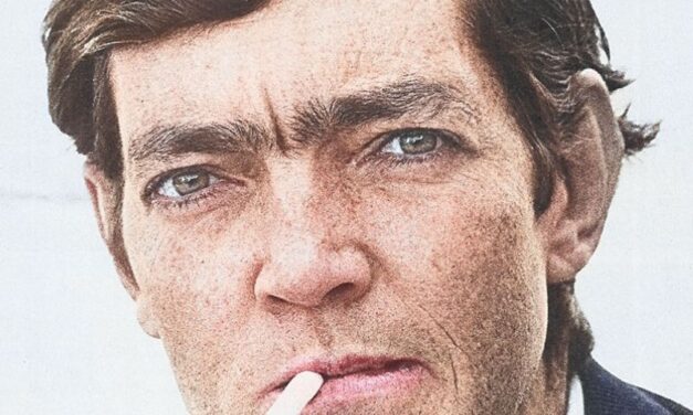 «Cuanto más inteligente es una mujer, más hermosa la veo. Me encantan las que se maquillan con el conocimiento, poesía, buena música y bellas palabras» – Julio Cortázar