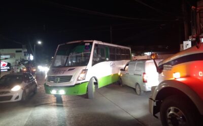 Autobús del transporte público provoca choque en el Libramiento