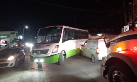 Autobús del transporte público provoca choque en el Libramiento
