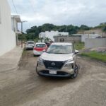 Conductor de taxi provoca choque al abrir la puerta sin precaución en Jardines