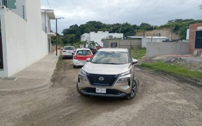 Conductor de taxi provoca choque al abrir la puerta sin precaución en Jardines