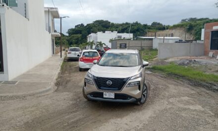 Conductor de taxi provoca choque al abrir la puerta sin precaución en Jardines