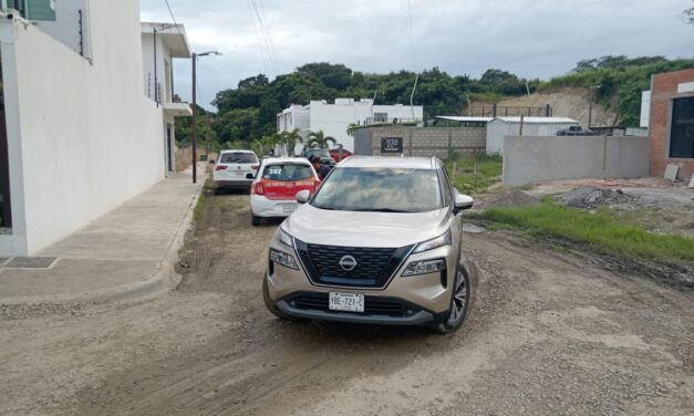 Conductor de taxi provoca choque al abrir la puerta sin precaución en Jardines