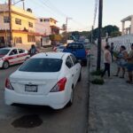 Choque entre un Versa y una Amarok en la calle Galeana; sólo daños materiales