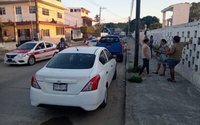 Choque entre un Versa y una Amarok en la calle Galeana; sólo daños materiales