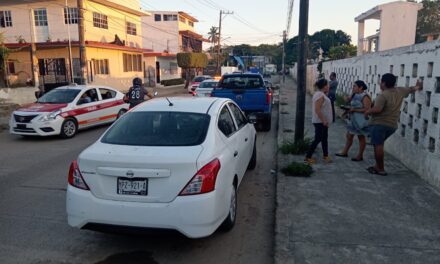Choque entre un Versa y una Amarok en la calle Galeana; sólo daños materiales