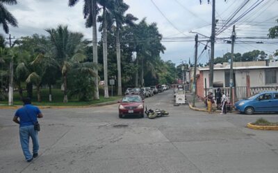 Motociclista derribado por automóvil en el Infonavit Tenechaco