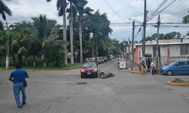 Motociclista derribado por automóvil en el Infonavit Tenechaco
