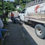 Pipa invade carril y embiste a motociclista en la colonia El Esfuerzo