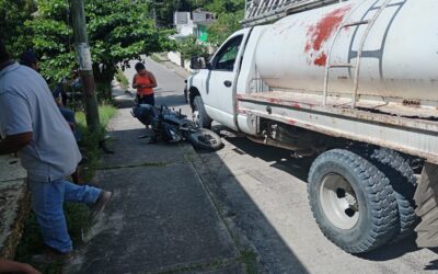 Pipa invade carril y embiste a motociclista en la colonia El Esfuerzo
