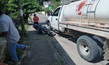 Pipa invade carril y embiste a motociclista en la colonia El Esfuerzo