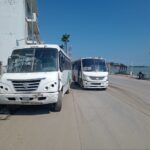 Autobuses colisionan en el bulevar Reyes Heroles; denuncian acumulación de lodo por trabajos de empresa privada