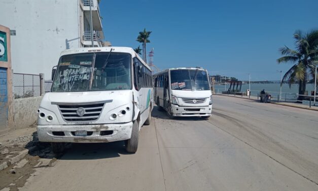 Autobuses colisionan en el bulevar Reyes Heroles; denuncian acumulación de lodo por trabajos de empresa privada