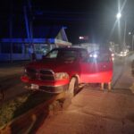 Conductor se sube al camellón tras perder el control de su camioneta en el libramiento López Mateos