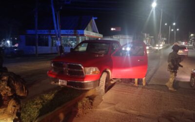 Conductor se sube al camellón tras perder el control de su camioneta en el libramiento López Mateos