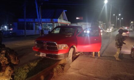 Conductor se sube al camellón tras perder el control de su camioneta en el libramiento López Mateos