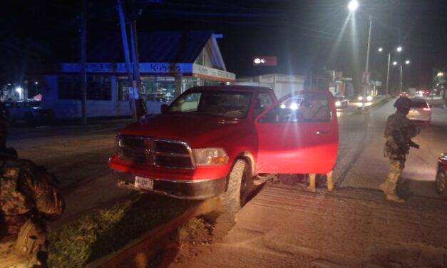 Conductor se sube al camellón tras perder el control de su camioneta en el libramiento López Mateos
