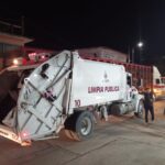 Camioneta es impactada por camión de Limpia Pública en el centro