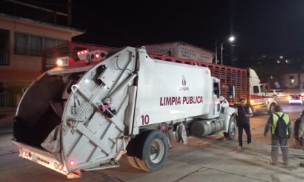 Camioneta es impactada por camión de Limpia Pública en el centro