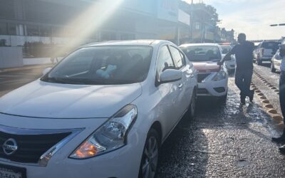 Taxi choca por alcance en pleno centro de Tuxpan; no hubo lesionados