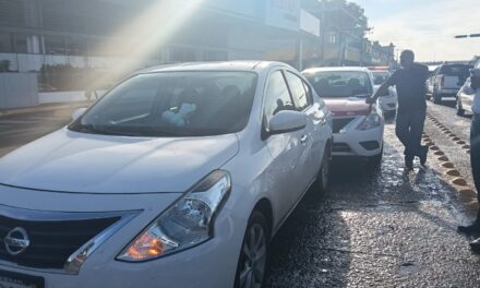 Taxi choca por alcance en pleno centro de Tuxpan; no hubo lesionados