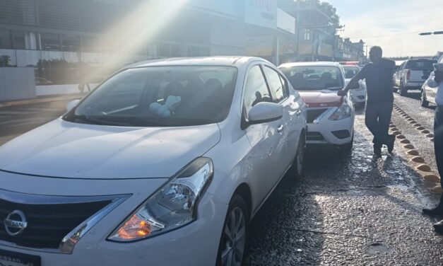 Taxi choca por alcance en pleno centro de Tuxpan; no hubo lesionados