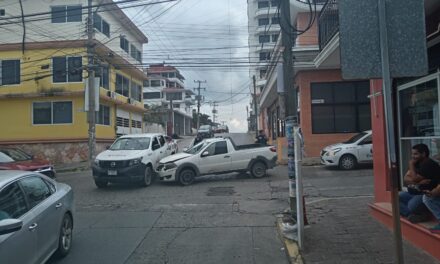 Chocan en Zapote Gordo por no respetar señalamiento de alto