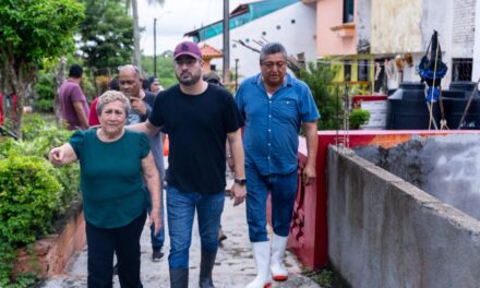Daniel Cortina recorre zonas afectadas por las lluvias en Tuxpan: “Solo trabajando juntos podemos evitar mayores afectaciones”