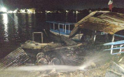 Incendio consume el paso de lanchas de Cobos en la madrugada