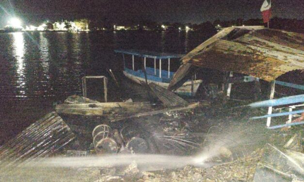 Incendio consume el paso de lanchas de Cobos en la madrugada