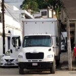 Camión de carga derriba poste y cables en la calle Emiliano Zapata