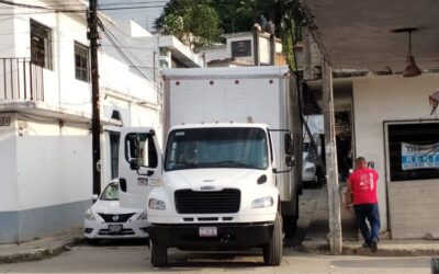Camión de carga derriba poste y cables en la calle Emiliano Zapata