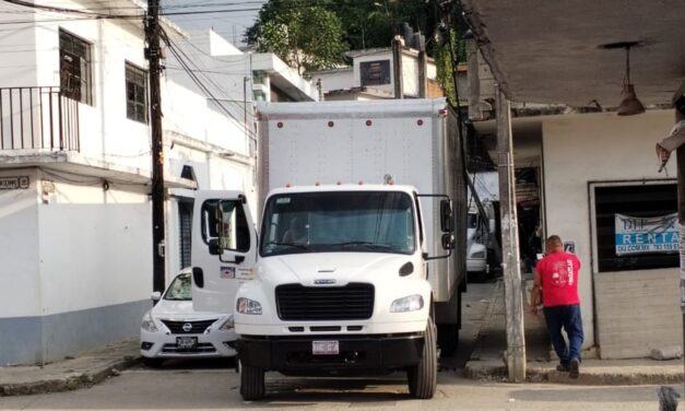 Camión de carga derriba poste y cables en la calle Emiliano Zapata