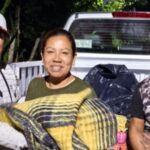 Juan Gómez lleva cobijas a familias afectadas en Higueral