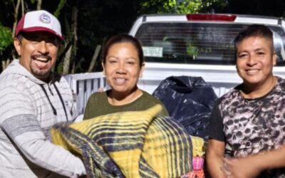 Juan Gómez lleva cobijas a familias afectadas en Higueral