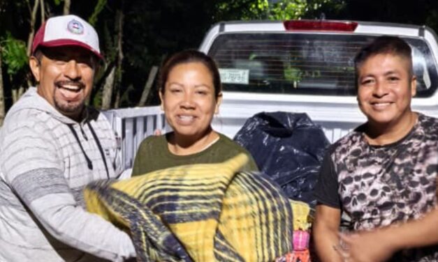 Juan Gómez lleva cobijas a familias afectadas en Higueral