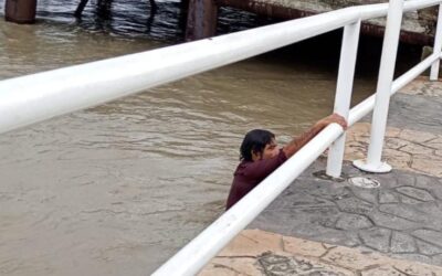 Por curioso… cae al río mientras observaba la creciente del Tuxpan; policías lo rescatan a tiempo