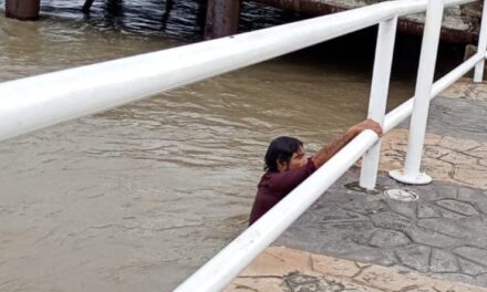 Por curioso… cae al río mientras observaba la creciente del Tuxpan; policías lo rescatan a tiempo