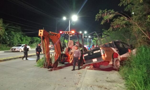 Dos policías del IPAX resultan lesionados en el choque contra la retro