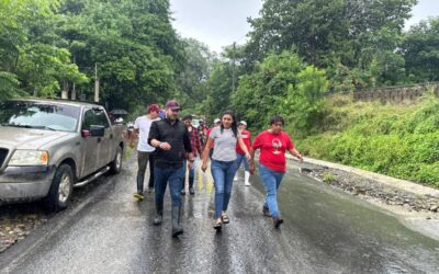 Daniel Cortina recorre comunidades afectadas por inundaciones en Tuxpan y brinda apoyo a familias damnificadas