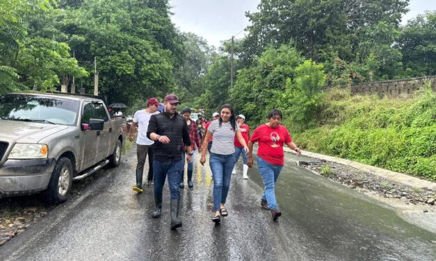 Daniel Cortina recorre comunidades afectadas por inundaciones en Tuxpan y brinda apoyo a familias damnificadas