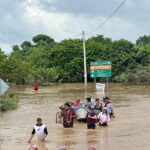 Daniel Cortina continúa brindando atención a las y los habitantes afectados por las inundaciones