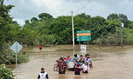 Daniel Cortina continúa brindando atención a las y los habitantes afectados por las inundaciones