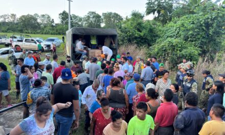 Familias damnificadas de Juana Moza recibieron paquetes alimenticios del Ayuntamiento y DIF Tuxpan